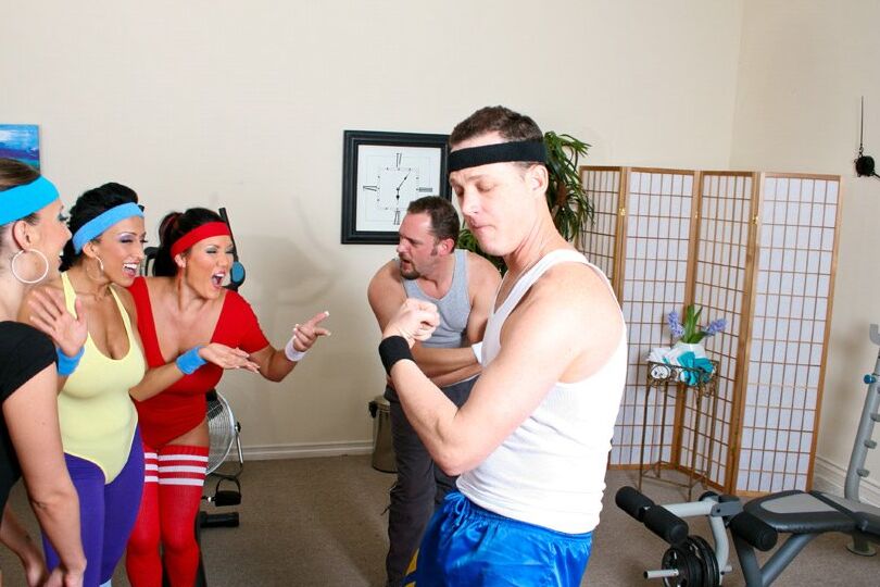 16P MILF Ricki White, Kelly Divine y Claire Dames practican deporte y follan