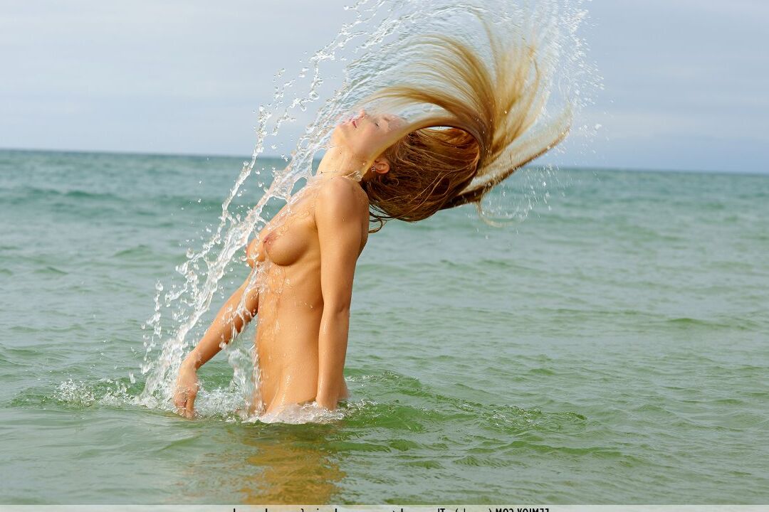 16P Natural blonde Kaethe works free of fishnet for nude poses in the ocean