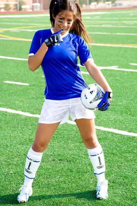 16P La chica solitaria Amy Diaz muestra las partes de su cuerpo femenino en un campo de fútbol