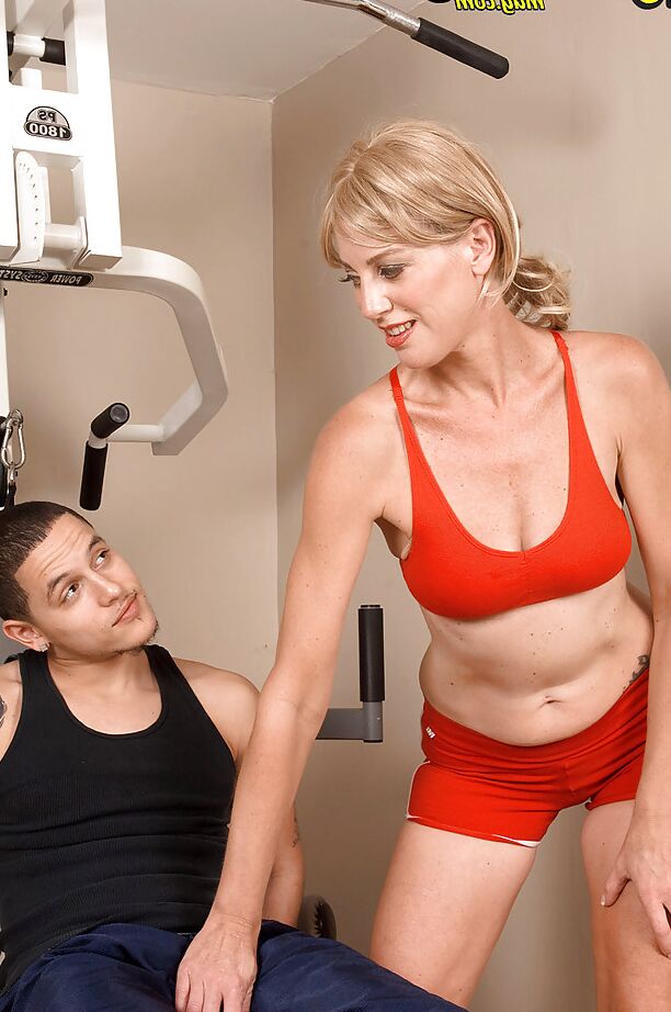 16P Mature sport instructor mom Liz Summers goes horny for fucking in the gym
