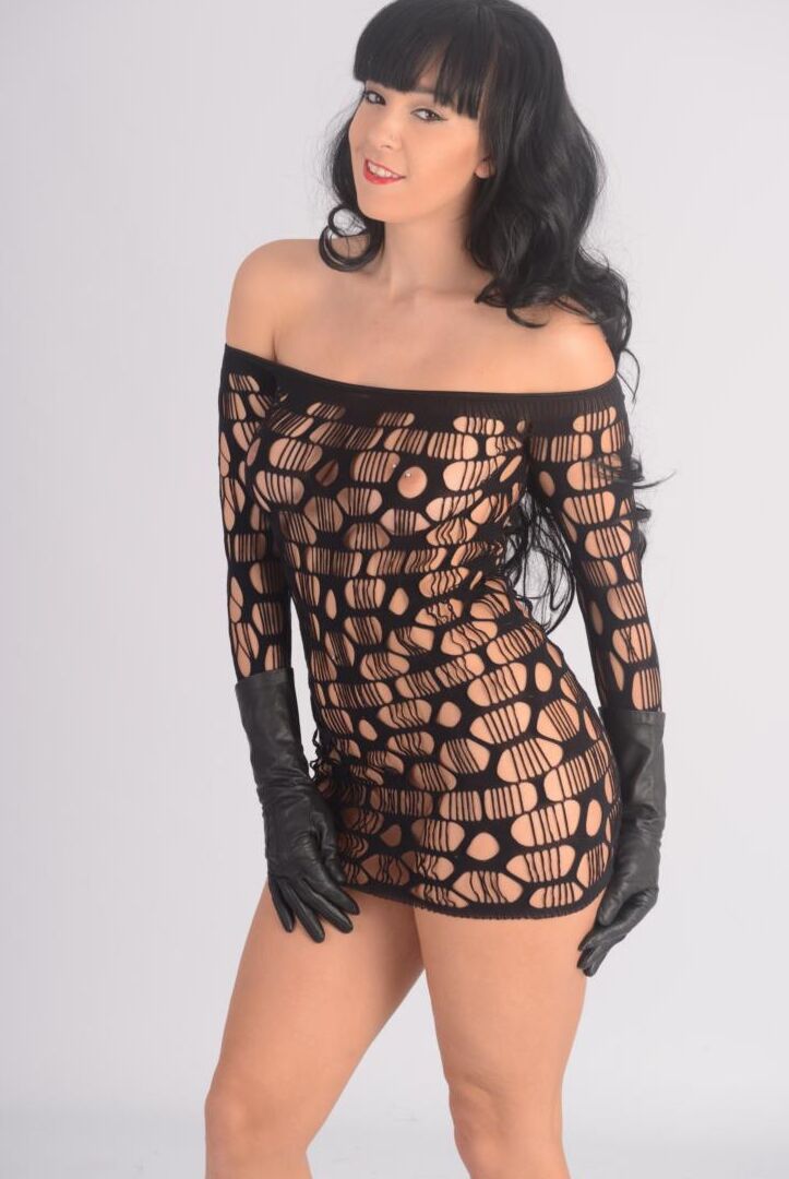 15P La belleza de cabello oscuro Sammi Jo desnuda sus tetas con un vestido corto y guantes de cuero