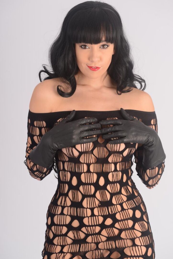 15P La belleza de cabello oscuro Sammi Jo desnuda sus tetas con un vestido corto y guantes de cuero