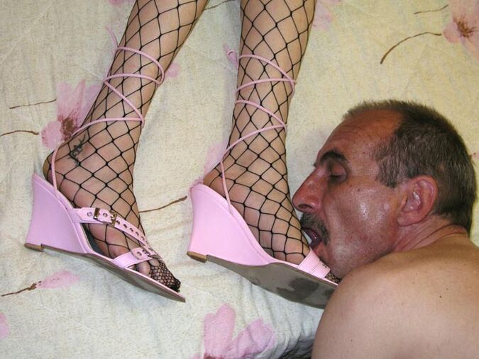 11P Foot Divas lamiendo sus pies de rejilla