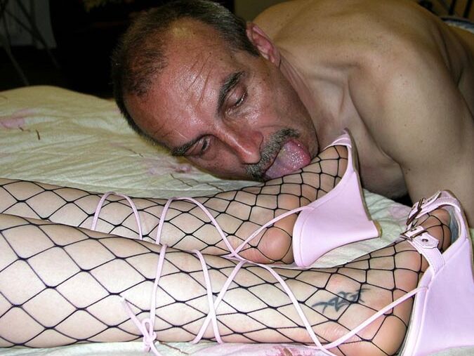 11P Foot Divas lamiendo sus pies de rejilla