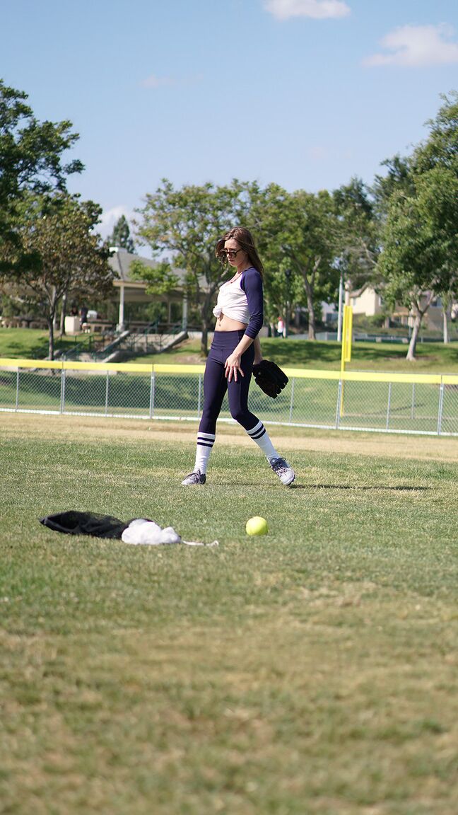 19P La esbelta jugadora de pelota adolescente Kirsten Lee se deja lamer el coño
