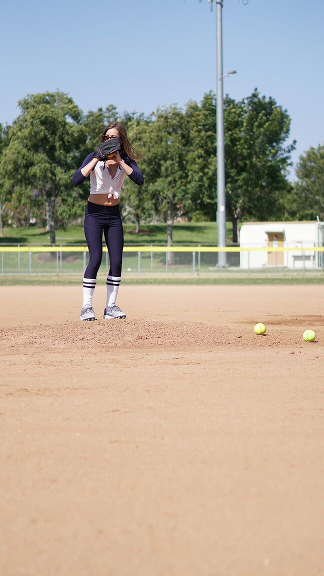 19P La esbelta jugadora de pelota adolescente Kirsten Lee se deja lamer el coño