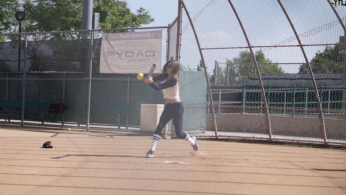 19P La esbelta jugadora de pelota adolescente Kirsten Lee se deja lamer el coño