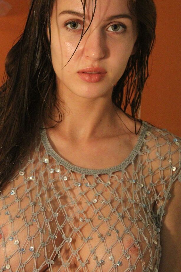 18P Die junge Brünette Holly Haim zieht beim Duschen ihr Netzkleid aus