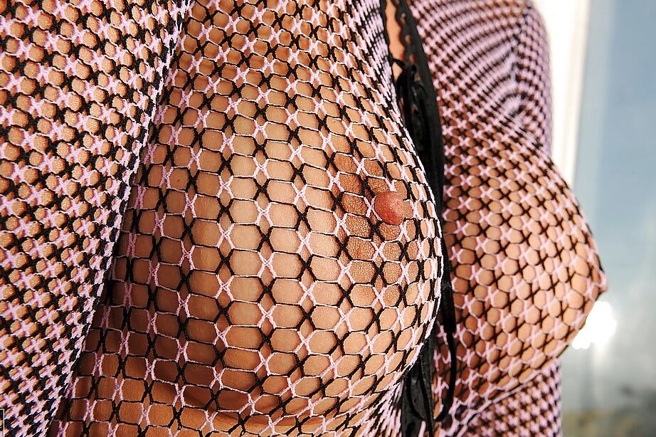 16P Wunderschöner Pornostar in Netz-Bodystockings spielt mit ihrem Arschloch