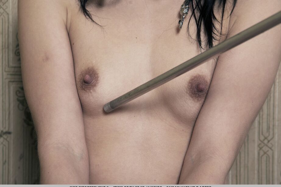 16P Gerda B, fille maigre en lingerie sexy et laisse, montre sa chatte mouillée en gros plan
