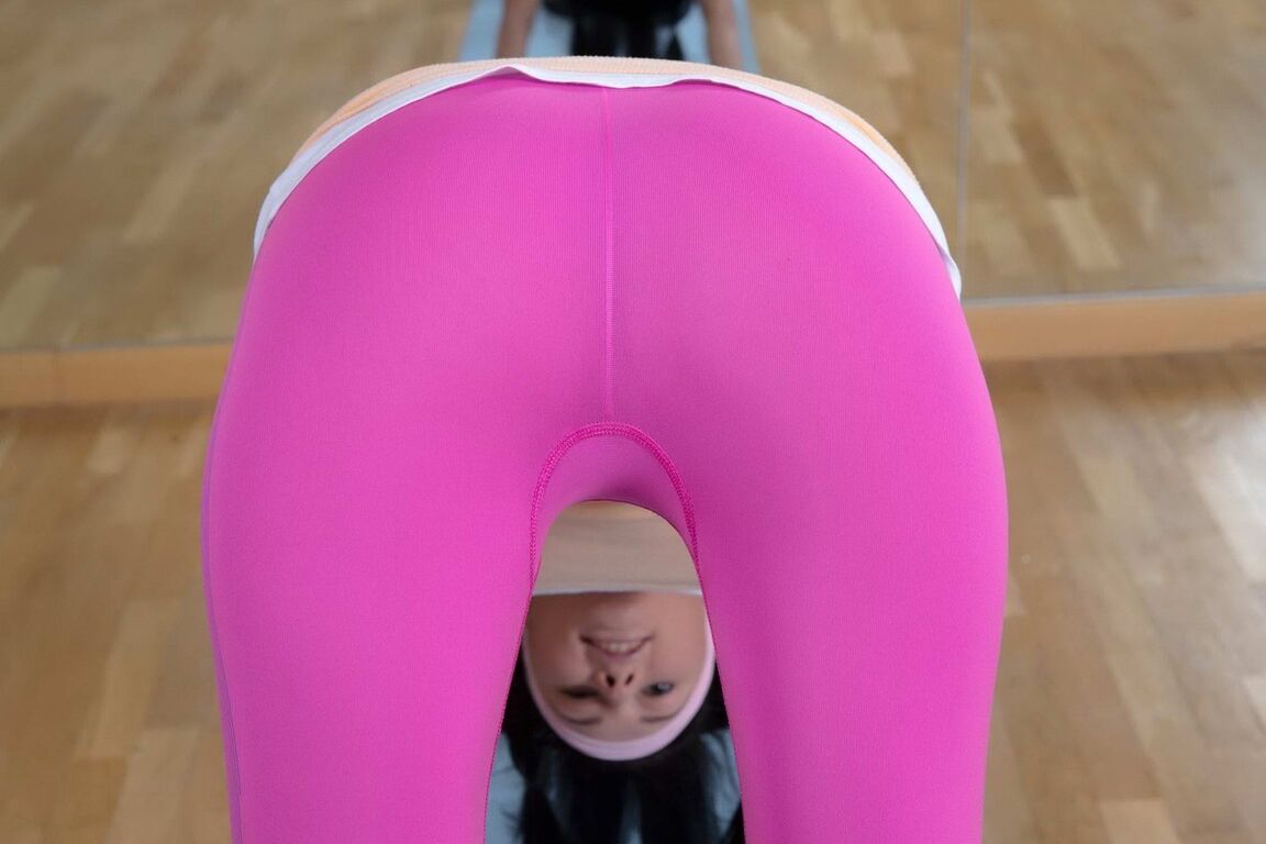 16P Un instructeur de fitness méchant frappe son stagiaire sexy