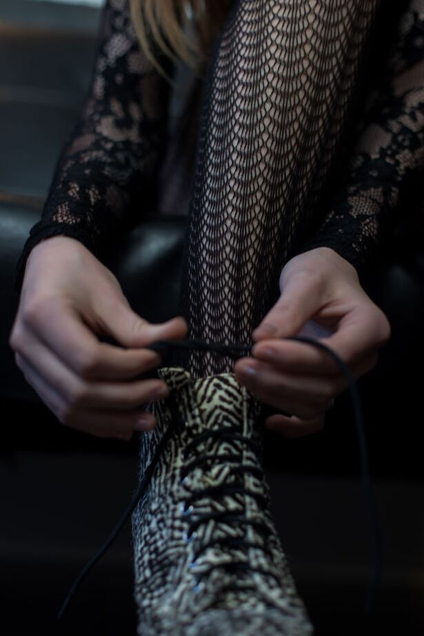 16P La superbe teen Alex Blake baisse ses collants sexy avant de se frotter le vagin