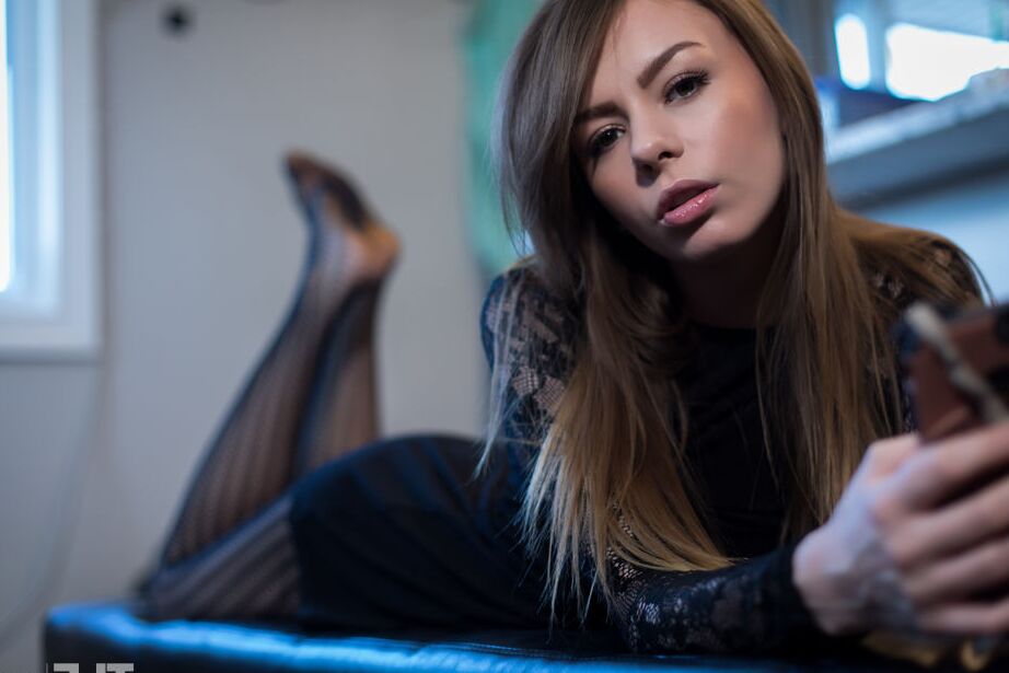 16P La superbe teen Alex Blake baisse ses collants sexy avant de se frotter le vagin