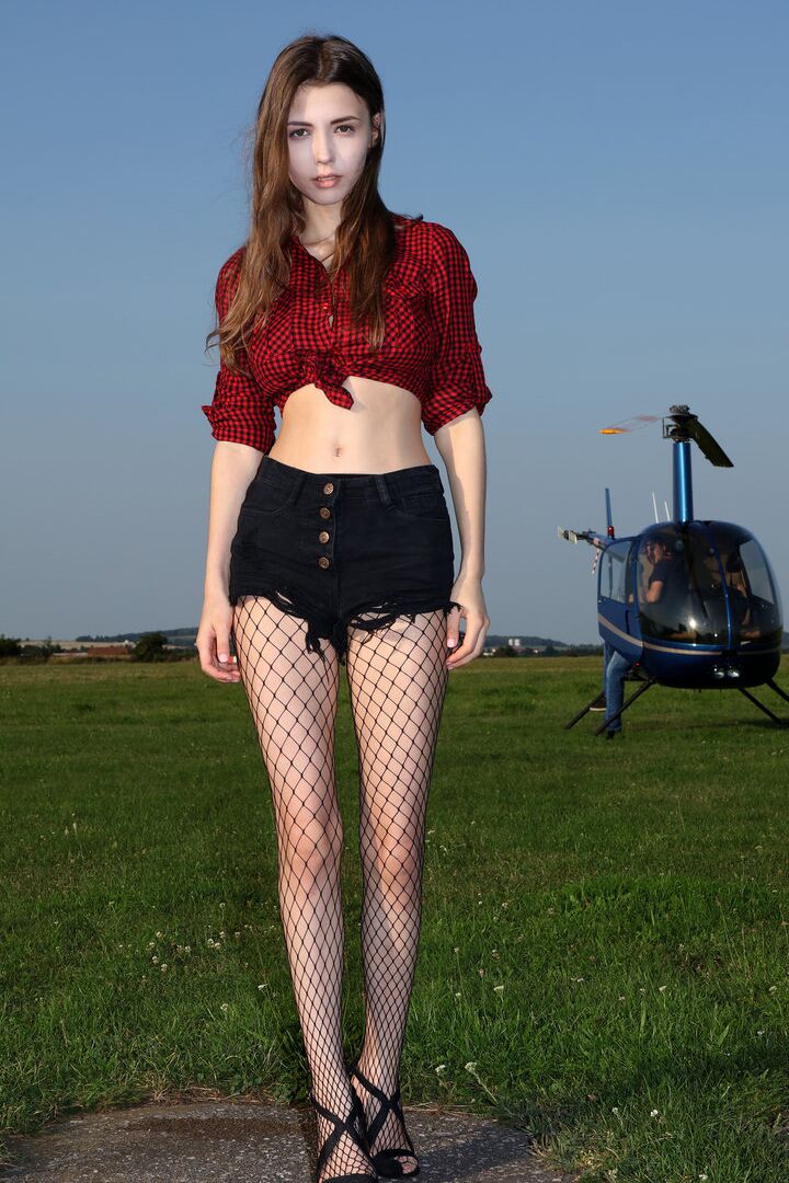 16P La impresionante modelo adolescente Milla posando en topless con pantimedias de rejilla