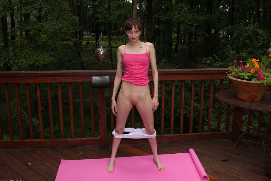 Das 16-jährige, flexible junge Mädchen Lana Smalls zieht sich beim Yoga auf einer Terrasse aus