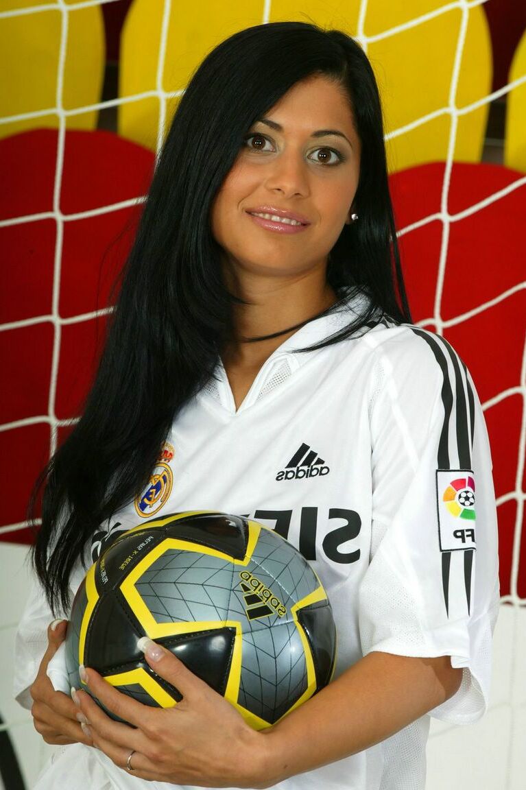 15P Annexe de football avec de longues bandes de cheveux noirs jusqu'aux chaussettes et crampons dans le but