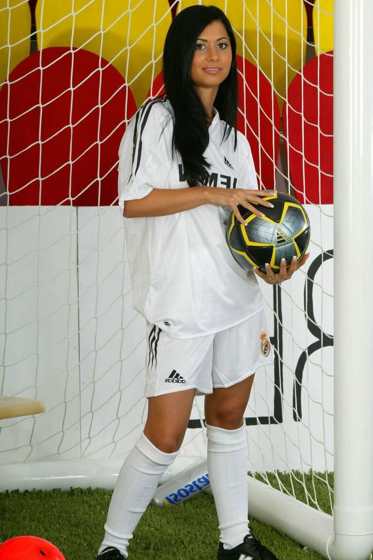 15P Annexe de football avec de longues bandes de cheveux noirs jusqu'aux chaussettes et crampons dans le but