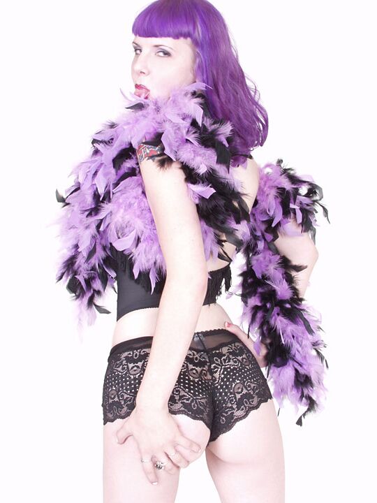 15P Menina de cabelo roxo com meias listradas boá de penas
