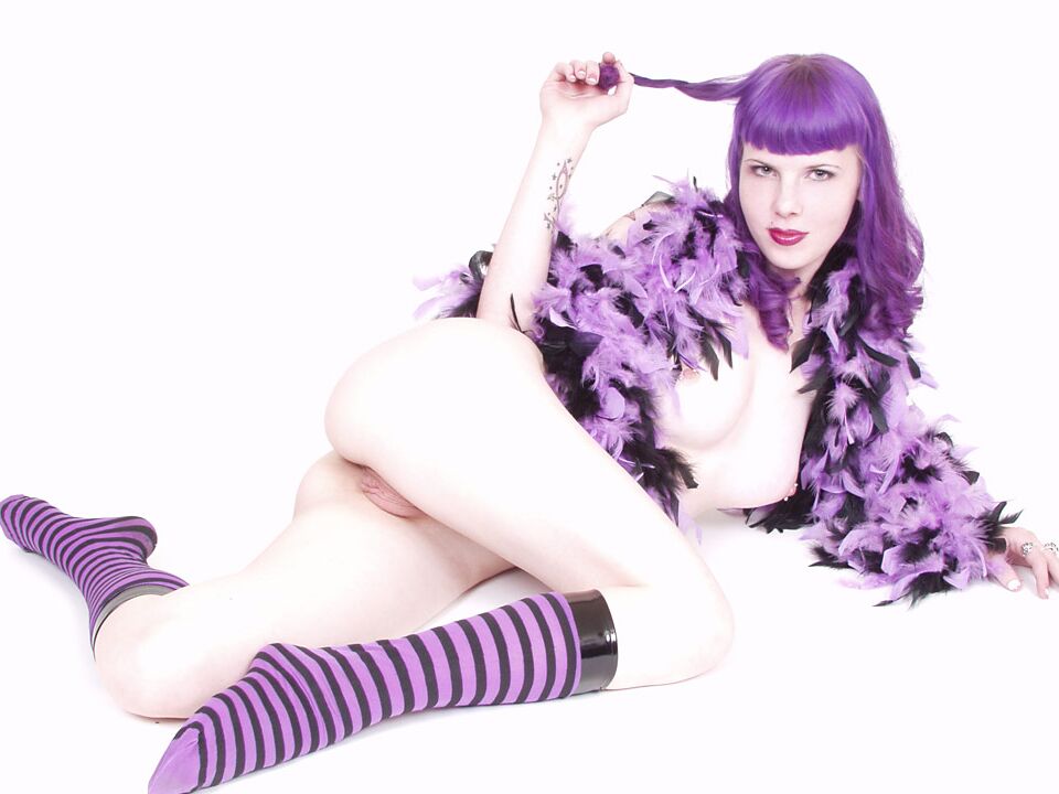 15P Menina de cabelo roxo com meias listradas boá de penas