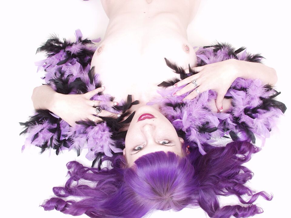15P Menina de cabelo roxo com meias listradas boá de penas
