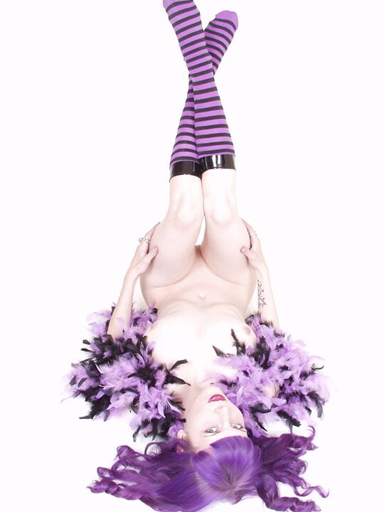 15P Menina de cabelo roxo com meias listradas boá de penas
