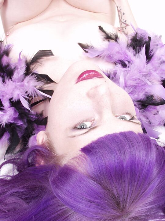15P Menina de cabelo roxo com meias listradas boá de penas