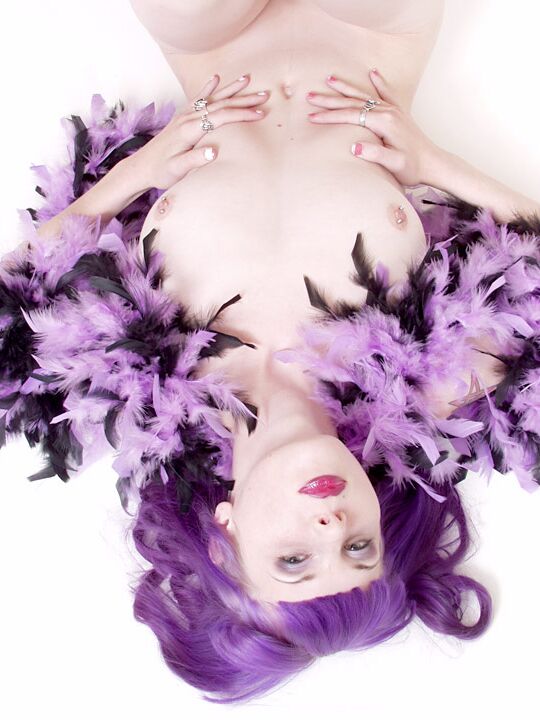 15P Menina de cabelo roxo com meias listradas boá de penas