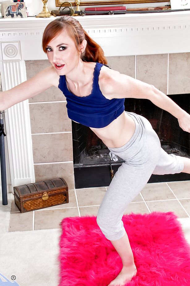 16P MILF rousse sportive se déshabille et écarte les lèvres de sa chatte en gros plan