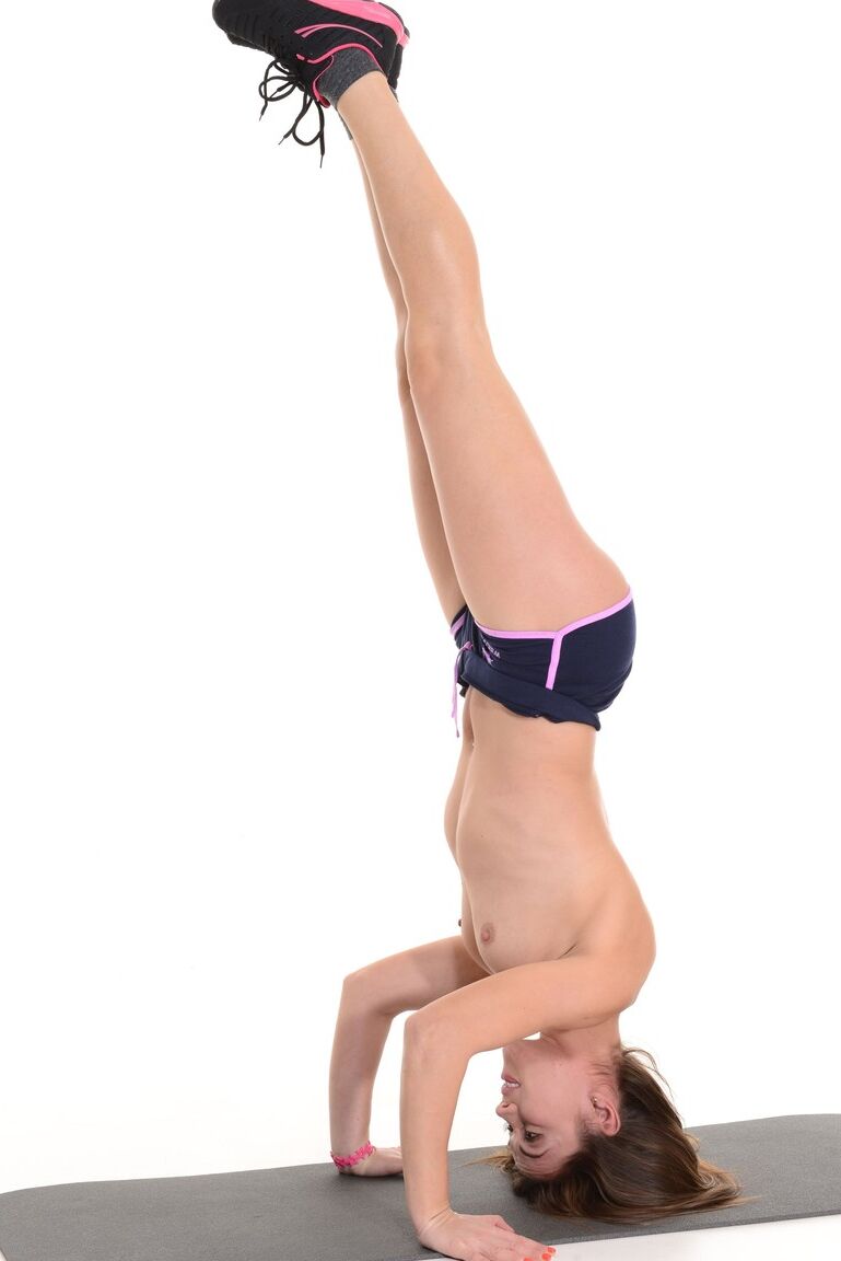 Alyssa Reece, une sportive de 15P, se déshabille avec ses chaussettes et ses baskets sur un tapis de yoga.