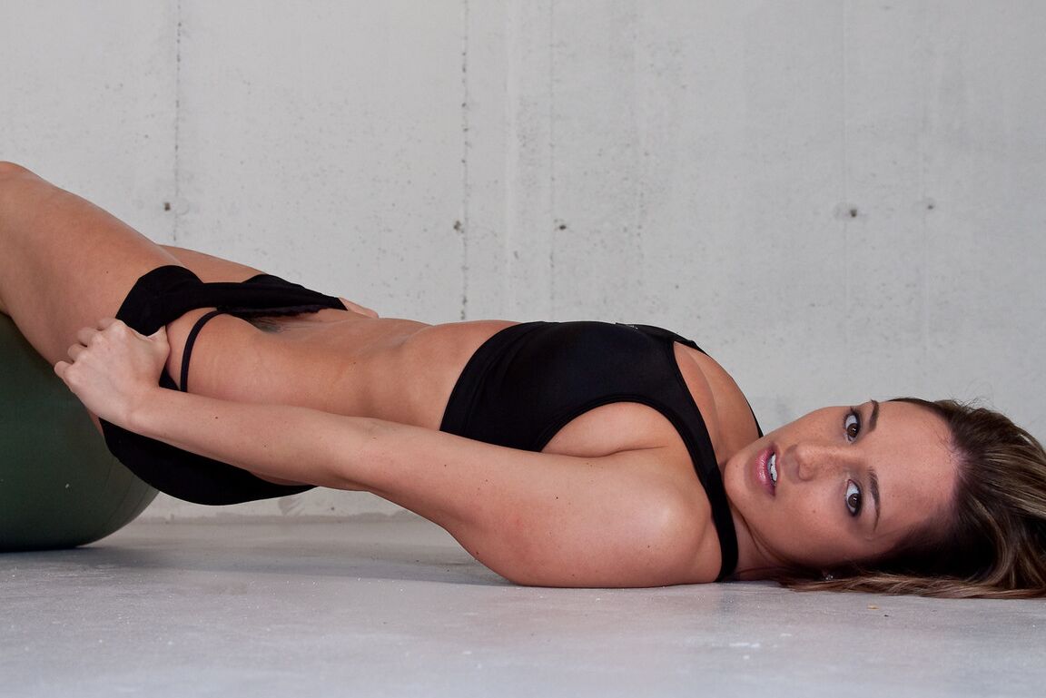 Die 15P Fit Amateurin Nikki Sims zieht zum Training ihre Shorts aus und trägt einen Tanga und einen Sport-BH
