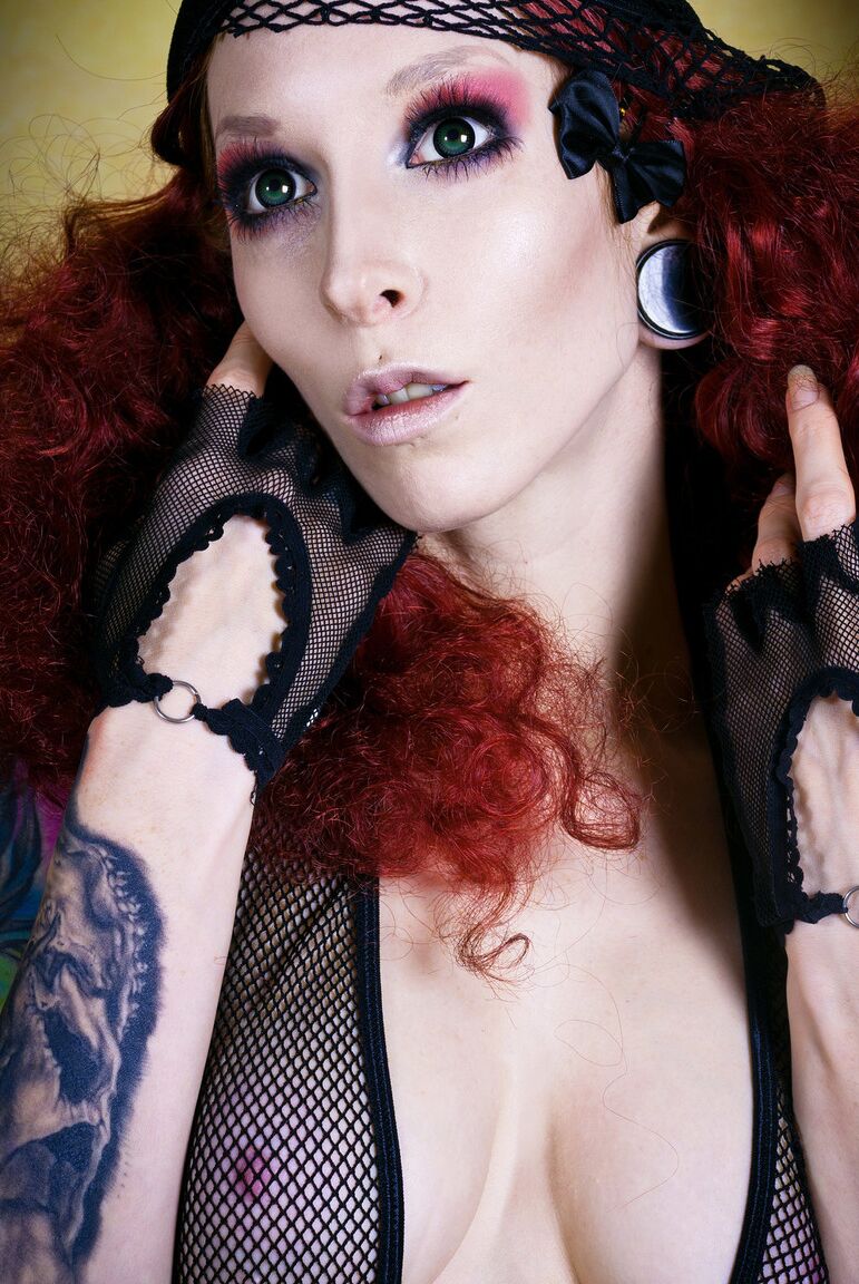 15P menina tatuada Razor Candi ostenta tranças vermelhas fofas durante tentadoras poses de nudez