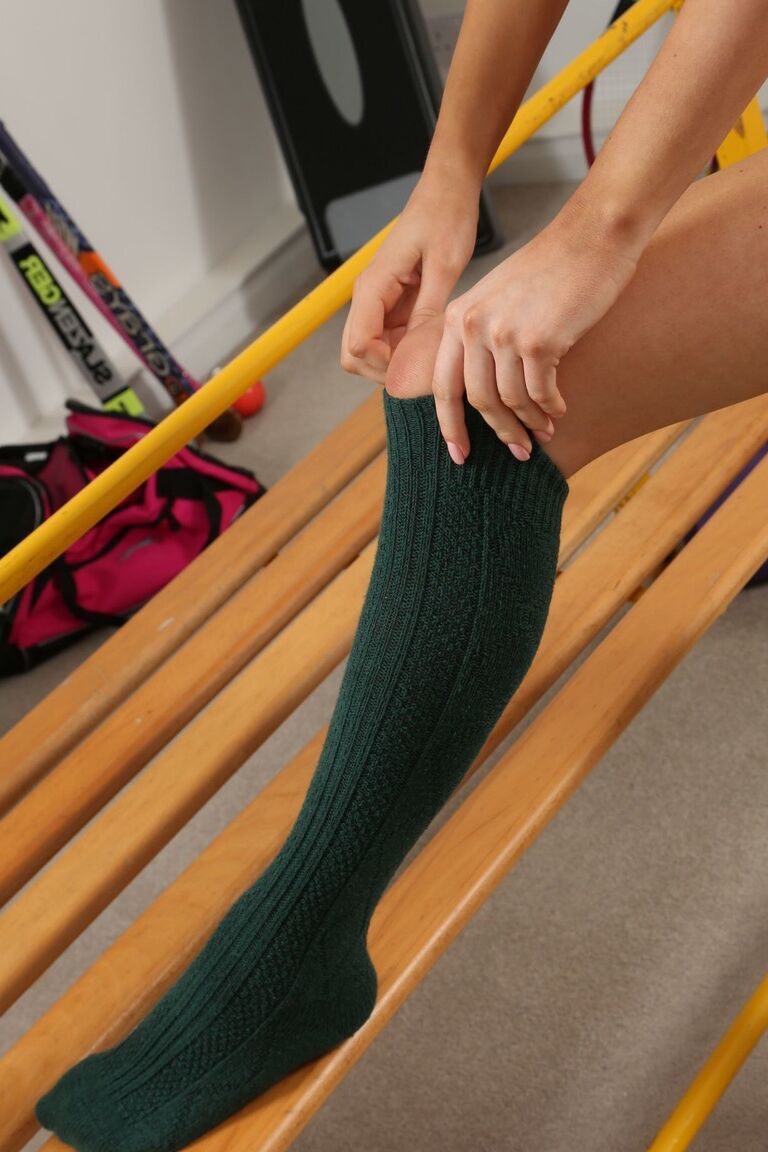 Maryanna, athlète élancée de 21P, enlève son uniforme de sport et pose en culotte string.