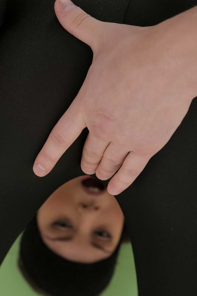 14P Fit adolescente acaba montando no pau de seu treinador depois de ajudá-la com poses de ioga
