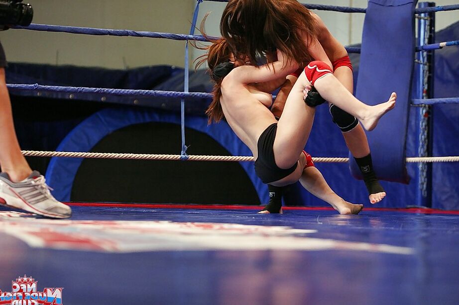 16P Chicas deportivas tienen una pelea de gatas por dominar en sexo lésbico con arnés