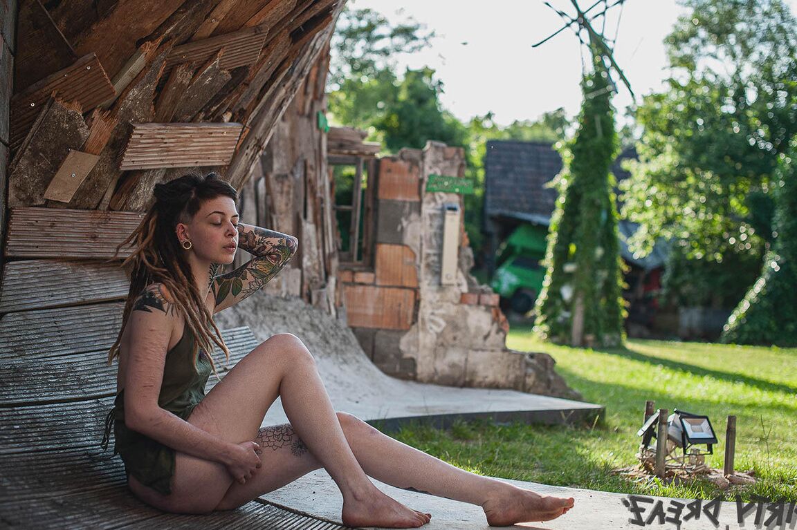 16P Cutz feminina tatuada usa dreadlocks enquanto mostra seus peitos minúsculos