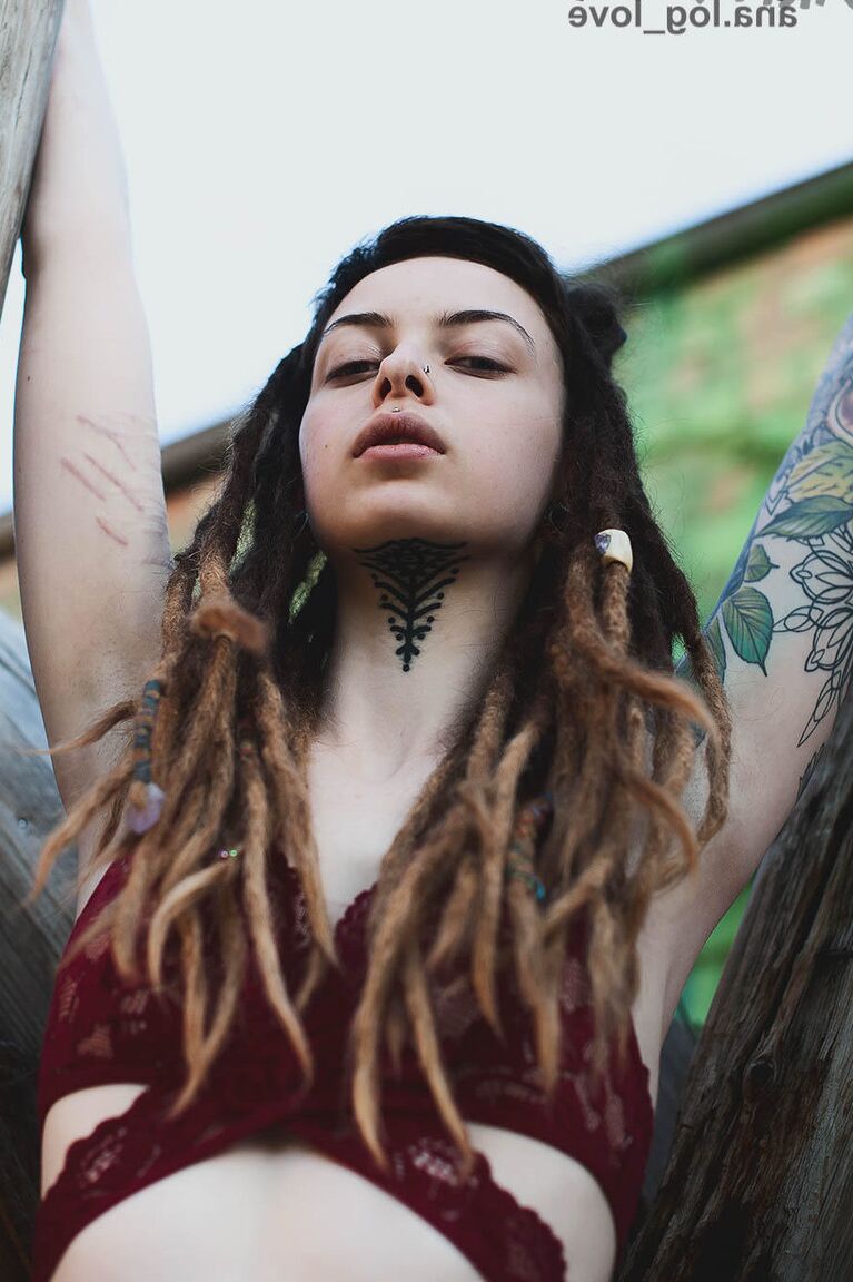 16P Cutz feminina tatuada usa dreadlocks enquanto mostra seus peitos minúsculos