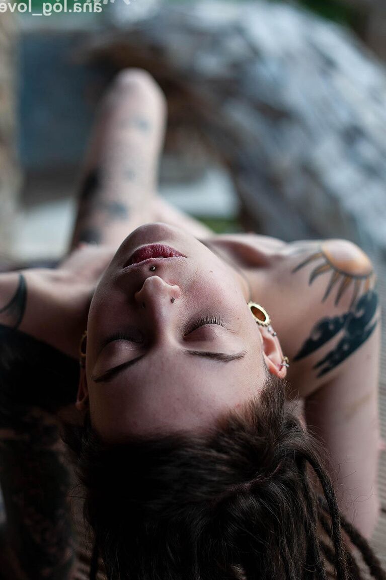 16P Cutz feminina tatuada usa dreadlocks enquanto mostra seus peitos minúsculos