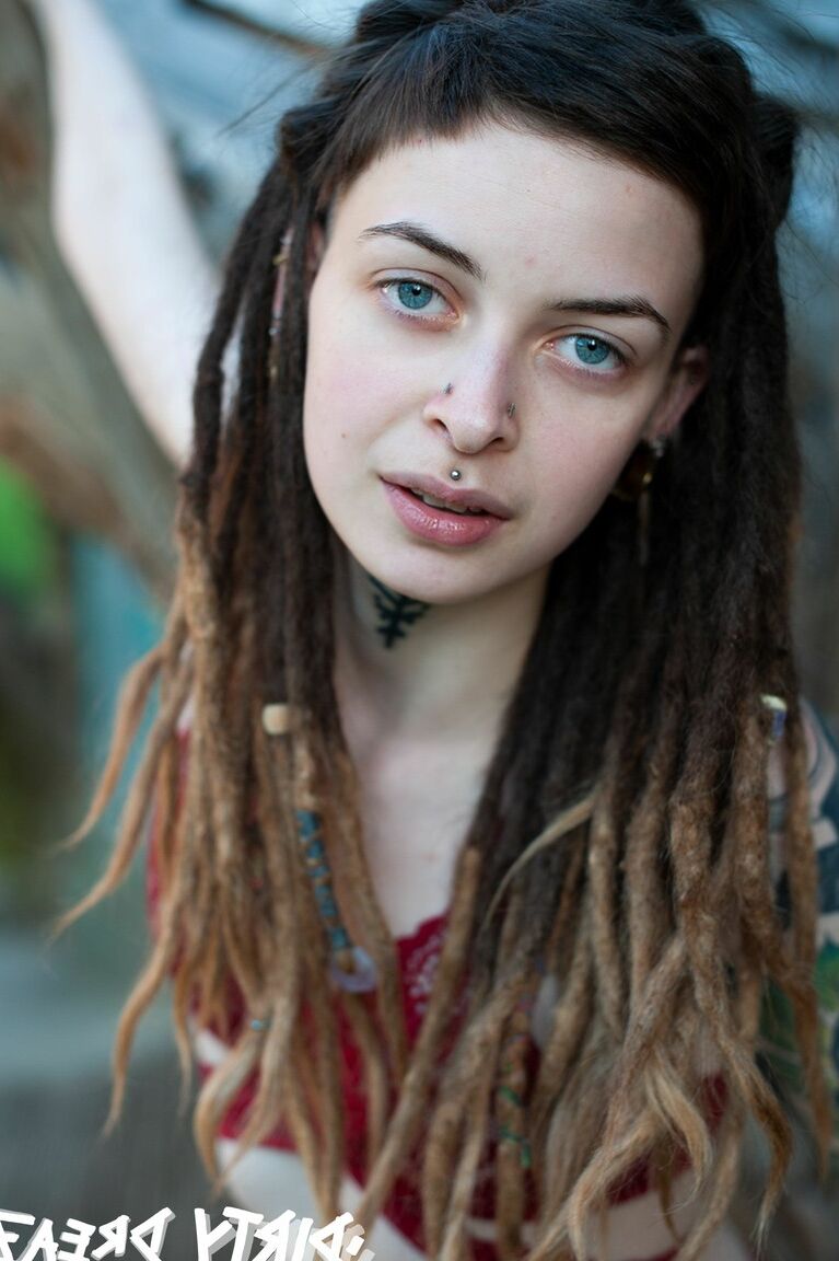 16P Cutz feminina tatuada usa dreadlocks enquanto mostra seus peitos minúsculos