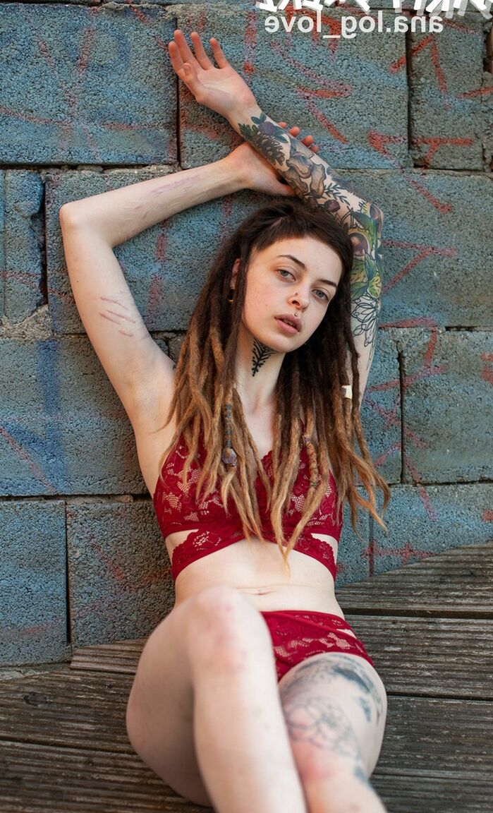 16P Cutz feminina tatuada usa dreadlocks enquanto mostra seus peitos minúsculos