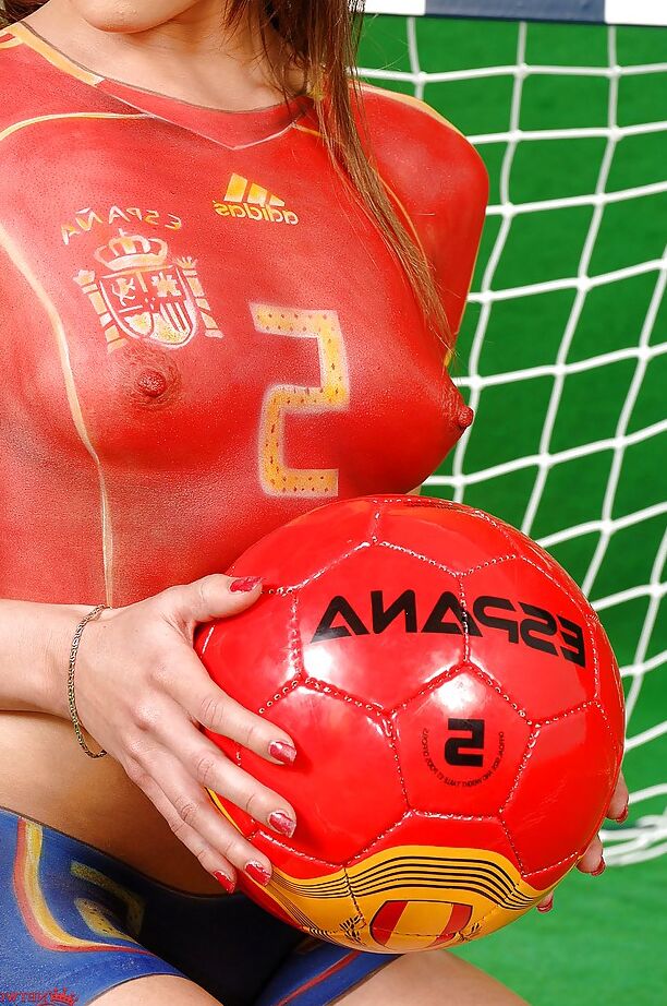 16P A gata europeia esportiva Eve Mendes posando com uniforme de futebol pintado no corpo