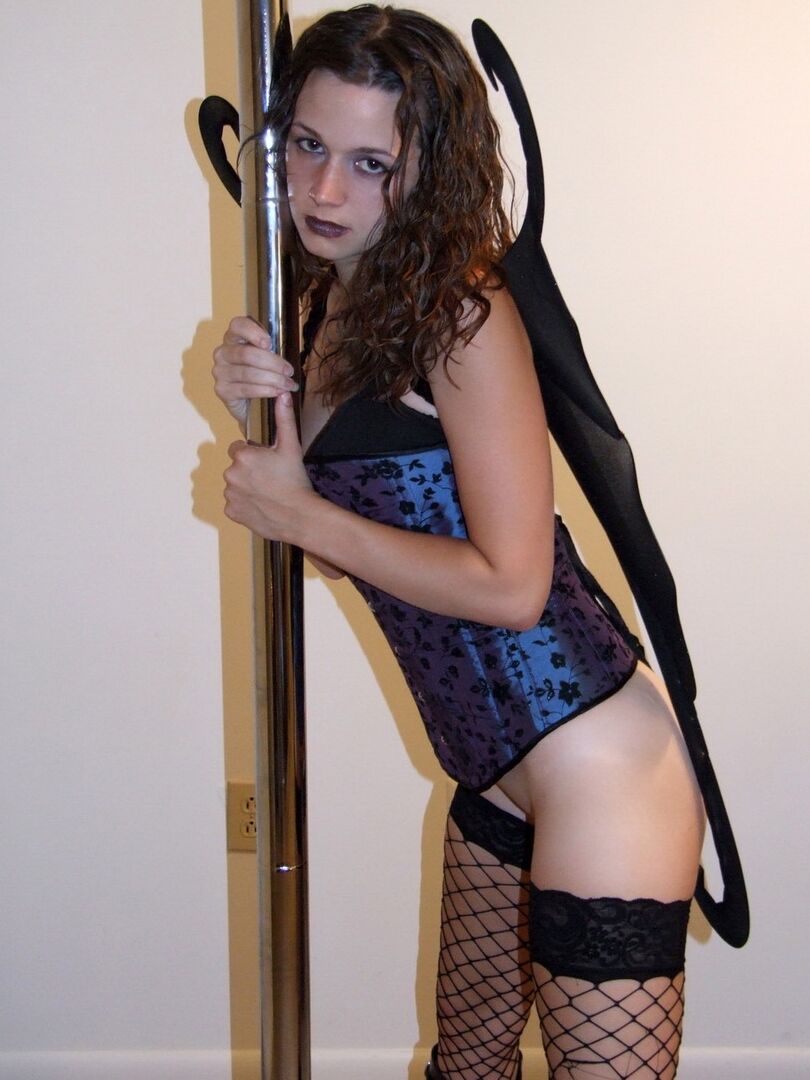 12P Avery montre son côté gothique en habillant un ange gothique sexy