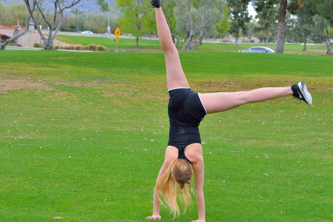 16P Rubia deportista muestra primer plano de su coño en público