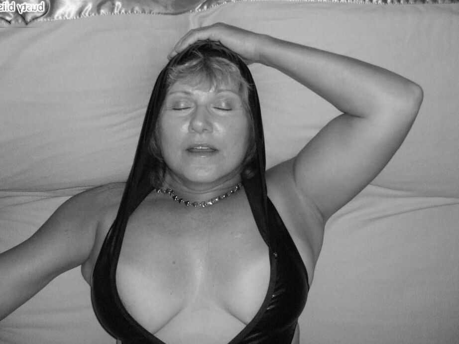 20P Mulher madura Busty Bliss é algemada antes de mostrar seus grandes seios naturais