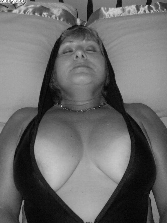 20P Mulher madura Busty Bliss é algemada antes de mostrar seus grandes seios naturais