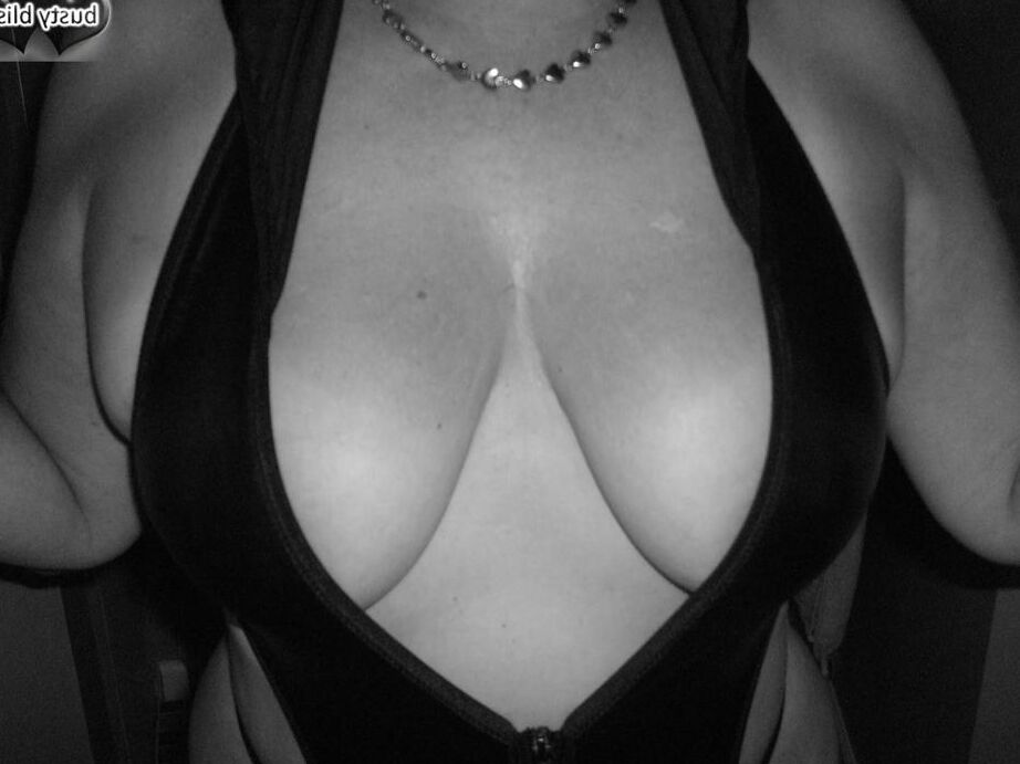 20P Mulher madura Busty Bliss é algemada antes de mostrar seus grandes seios naturais