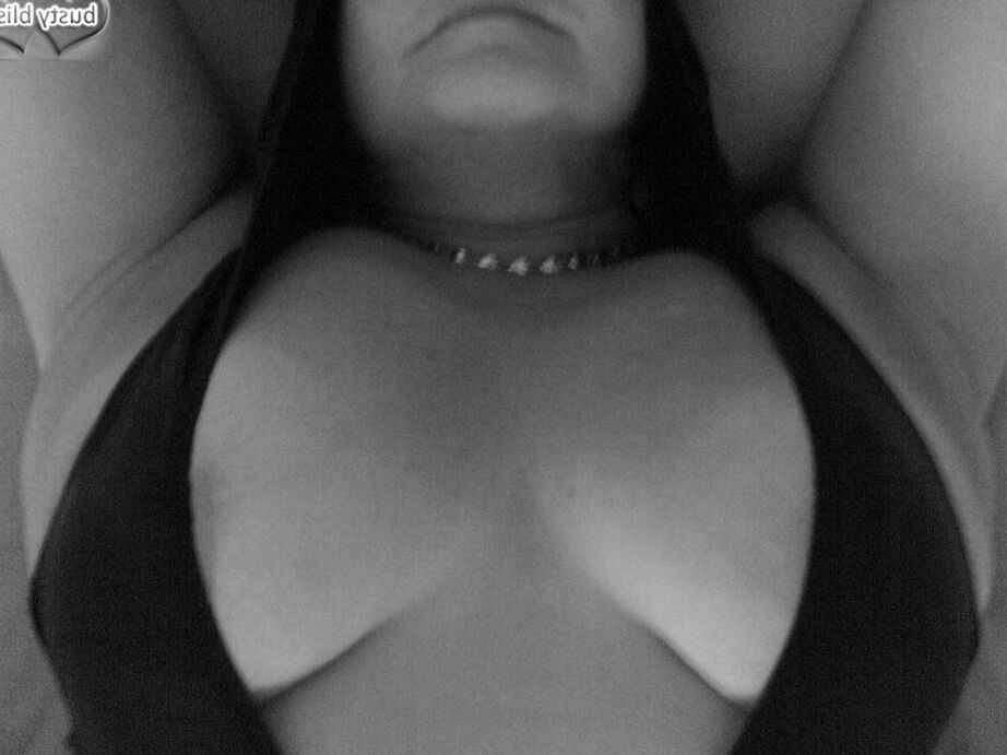 20P Mulher madura Busty Bliss é algemada antes de mostrar seus grandes seios naturais