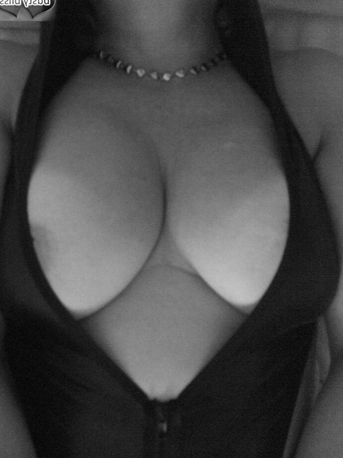 20P Mulher madura Busty Bliss é algemada antes de mostrar seus grandes seios naturais