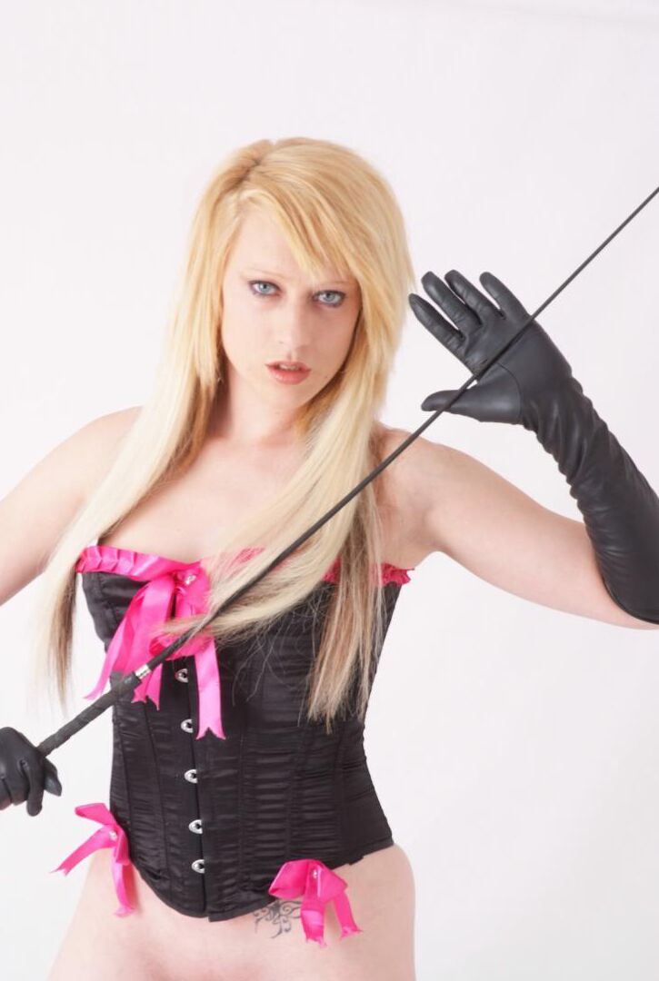 15P Le doigt Axajay, une femme britannique pâle, écarte sa chatte rose avec des gants en cuir noir
