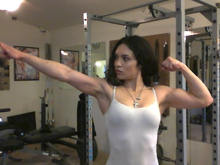 21P Süßes Babe mit tollen Bauchmuskeln Tia stellt ihren Bizeps im Heim-Fitnessstudio zur Schau