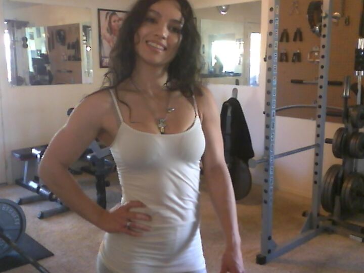 21P Süßes Babe mit tollen Bauchmuskeln Tia stellt ihren Bizeps im Heim-Fitnessstudio zur Schau